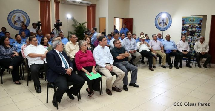 Policía Nacional entrega la Medalla 40 Aniversario a miembros en retiro 