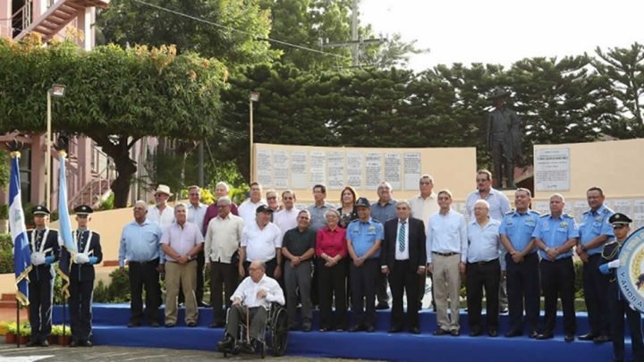 Policía Nacional entrega la Medalla 40 Aniversario a miembros en retiro