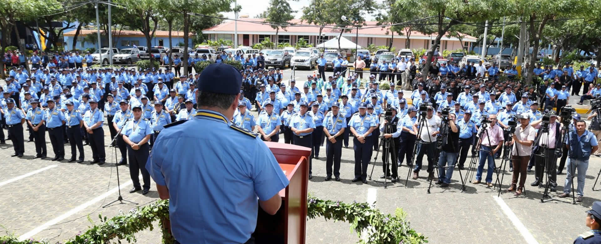 Policía Nacional otorga medalla “40 Aniversario a 117 oficiales fundadores