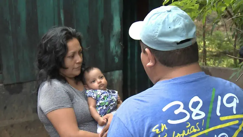 Jóvenes concientizan a familias del barrio 31 de Diciembre para prevenir el dengue 