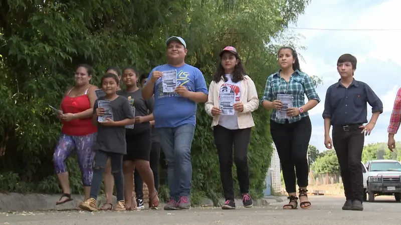 Jóvenes concientizan a familias del barrio 31 de Diciembre para prevenir el dengue 