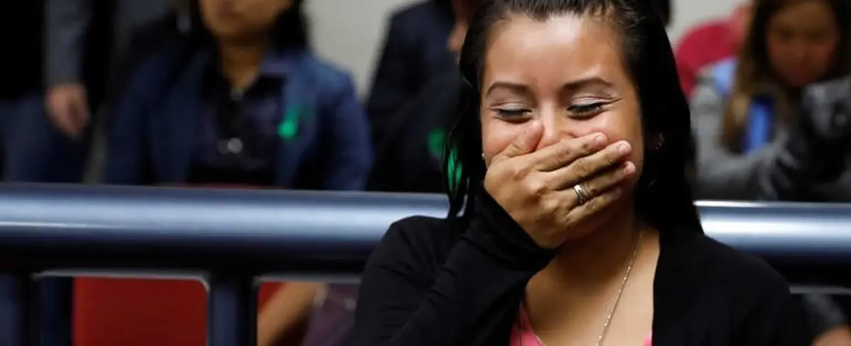 Tribunal de El Salvador absuelve a joven acusada de aborto