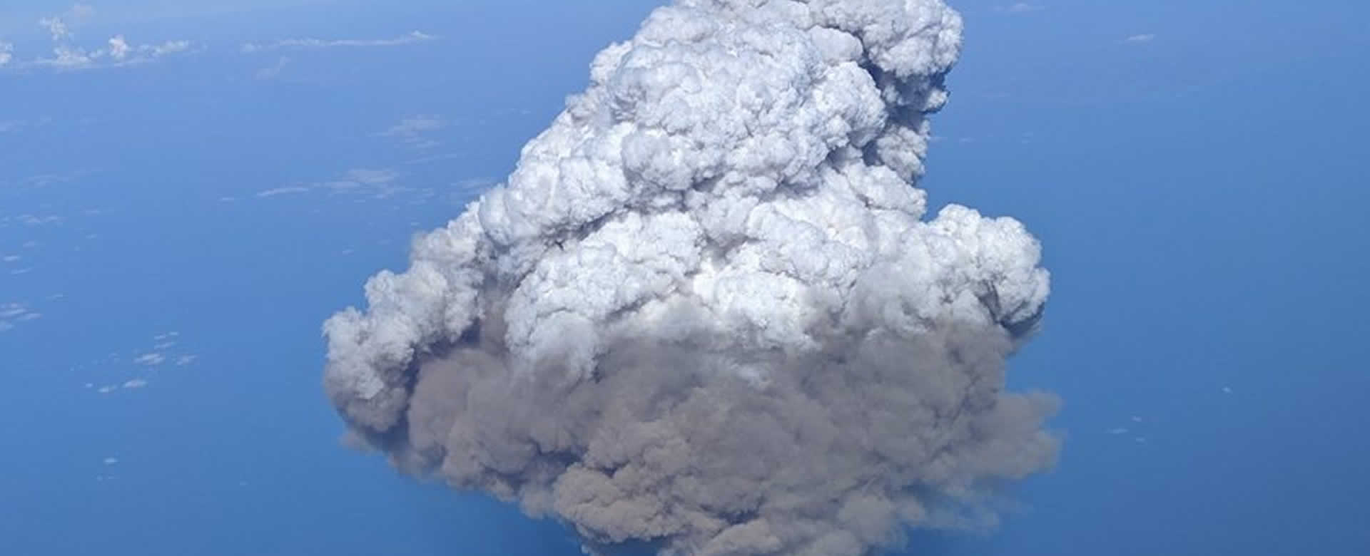 Volcán Estrómboli entra en erupción y derrama lava en el mar de Italia