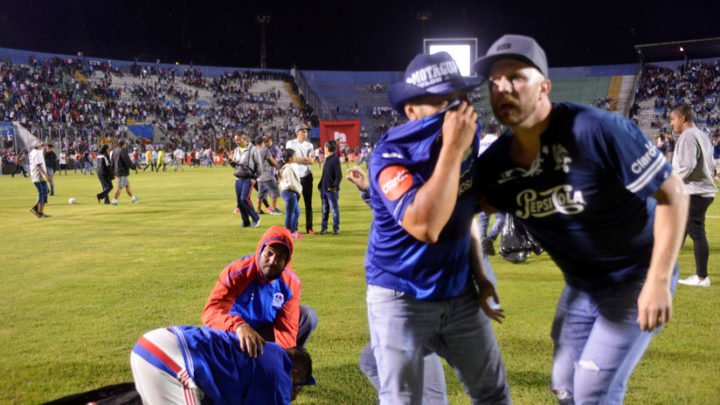 Caos tras enfrentamiento previo al clásico del fútbol hondureño