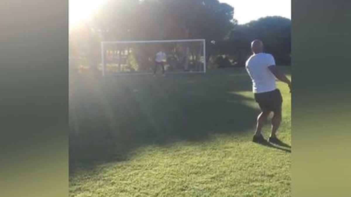 Roberto Carlos repite el golazo que rompió las leyes de la física