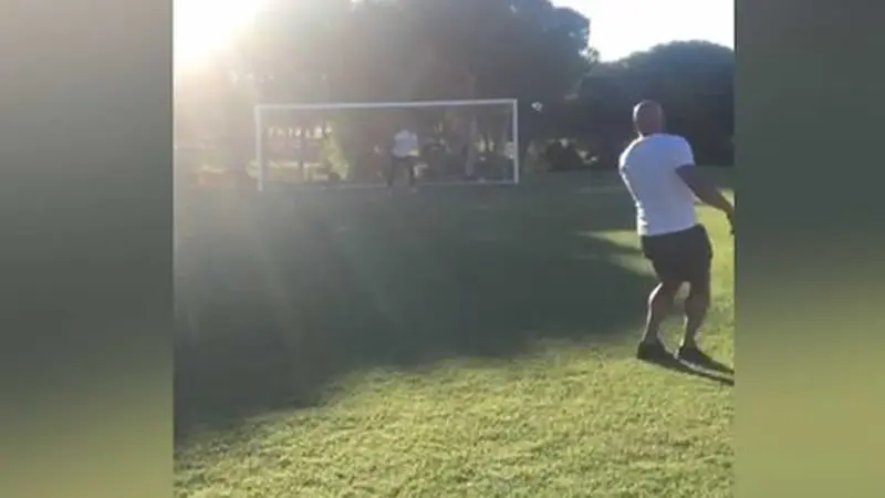Roberto Carlos repite el golazo que rompió las leyes de la física