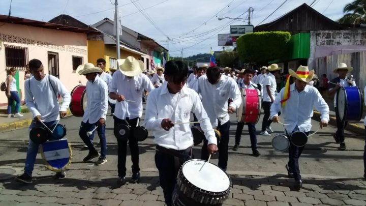 niños niñas masaya desfilan