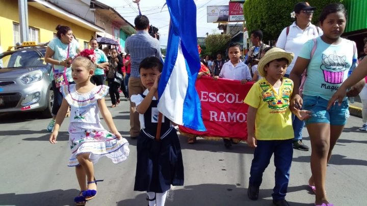 niños niñas masaya desfilan