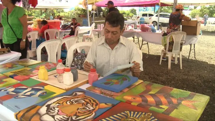 Entre pinceles, pinturas e imaginación deslumbra el talento de Oscar Balladares
