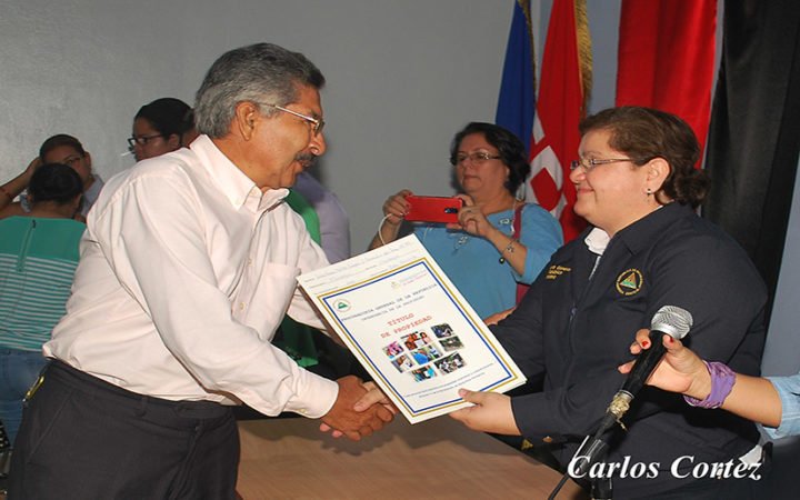 Gobierno de Nicaragua entrega títulos de propiedad a retirados del ejército