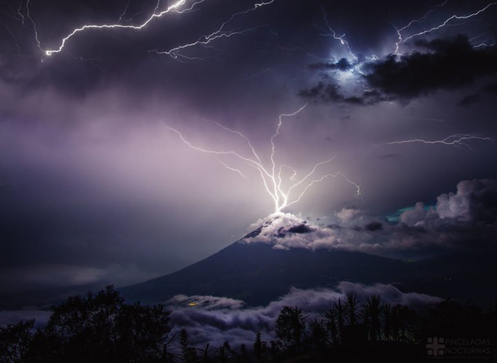 Impresionante tormenta eléctrica en la cima del volcán de Agua en Guatemala