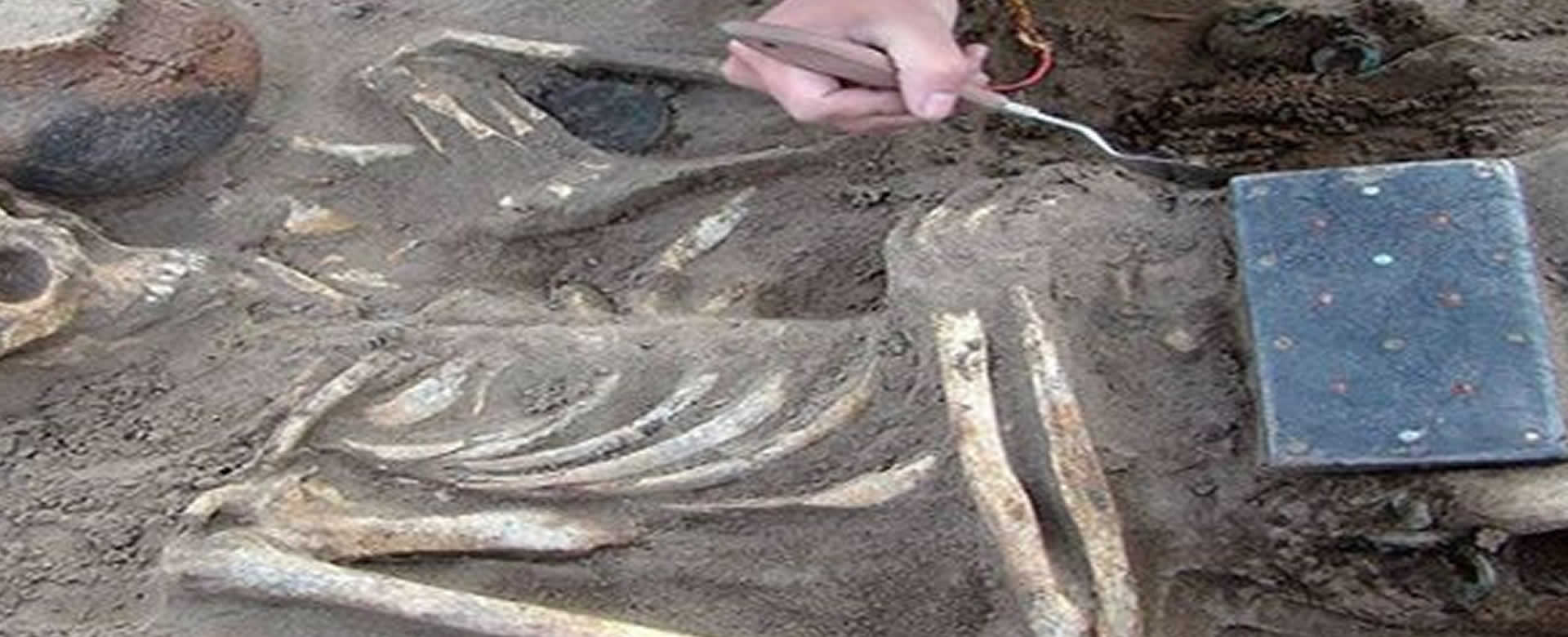 Arqueológos encuentran un "smartphone" en una tumba de 2.100 años