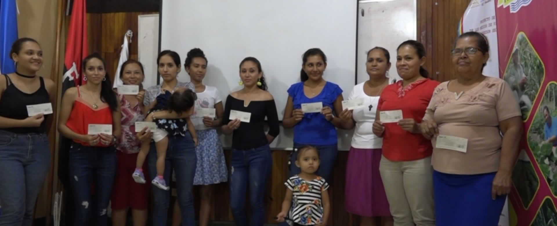 Boaco: Emprendedoras reciben microcréditos de MEFCCA