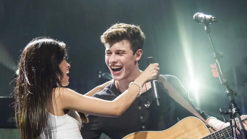 Camila Cabello besa apasionadamente a Shawn Mendes en un concierto