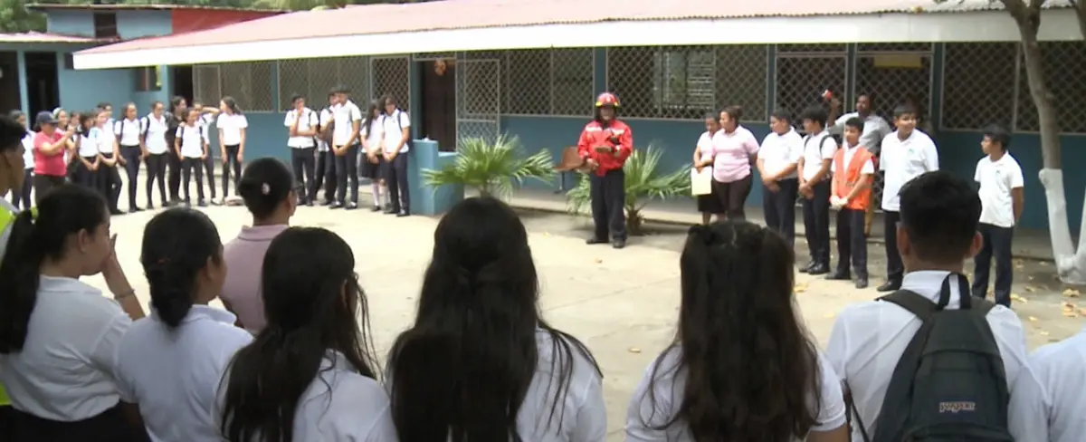 Cuerpo de Bomberos realiza simulacro de sismo en el Colegio Veracruz