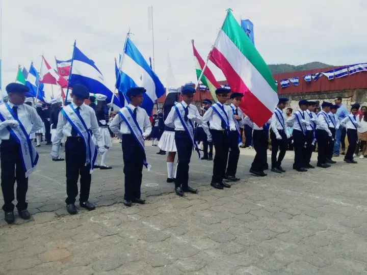 Estudiantes desfilan por las calles de Madriz en honor a la patria