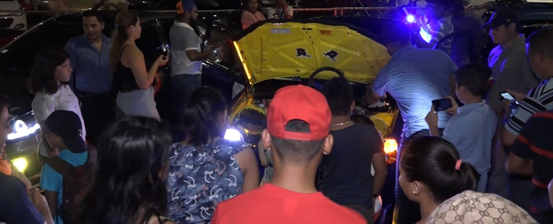 Exhibición de autos modificados en el Estadio Denis Martínez de Managua