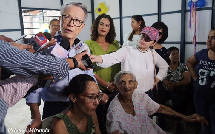 Familia del Barrio Santa Rosa recibe con mucha alegría su nueva vivienda 