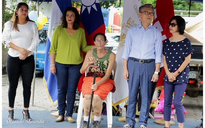 Familia del Barrio Santa Rosa recibe con mucha alegría su nueva vivienda 