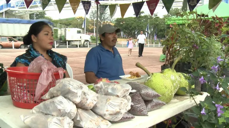 Familias capitalinas disfrutan del fin de semana en la Plaza 22 de agosto