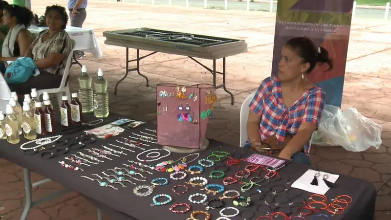 Familias capitalinas disfrutan del fin de semana en la Plaza 22 de agosto