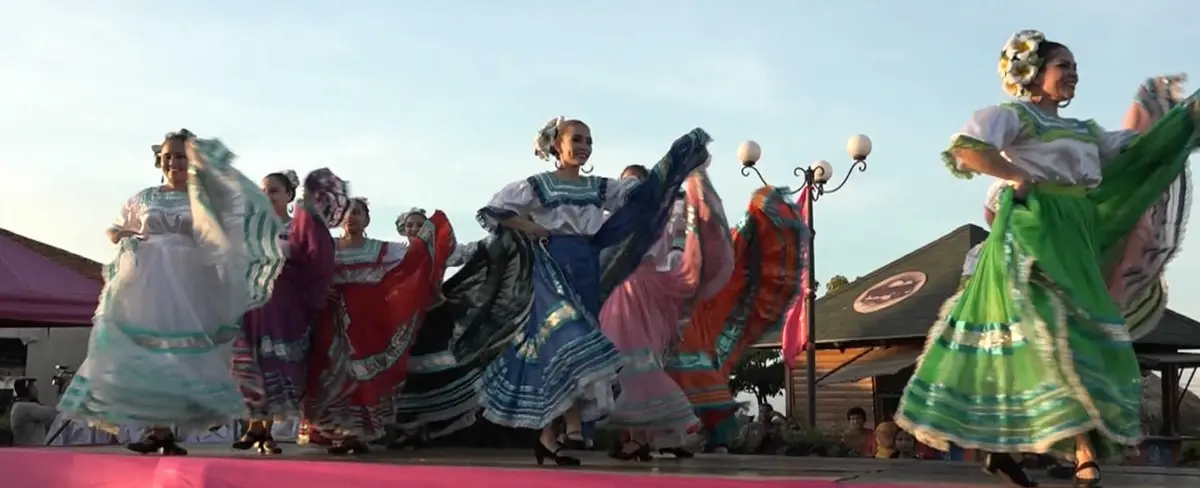 Familias inician el mes patrio con diversas actividades en el Puerto Allende