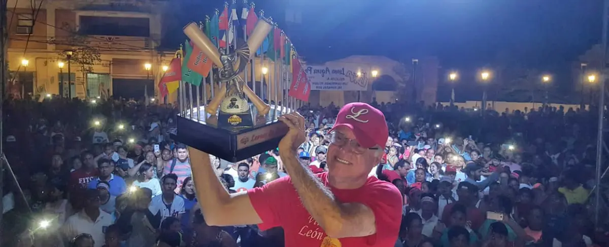 Fanaticada leonesa continúa celebrando la victoria en el Pomares 2019