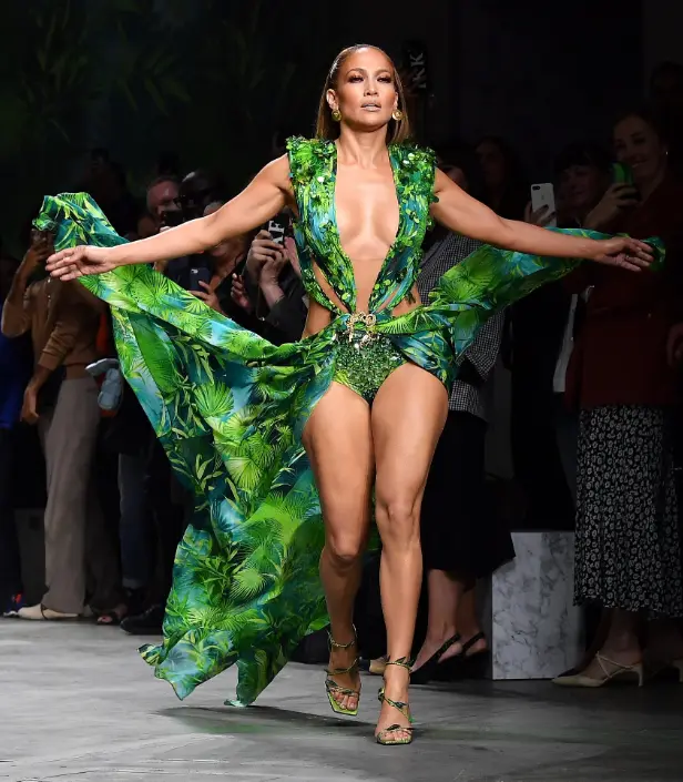 Jennifer López luce el vestido "De la Jungla" en la semana de la moda, Milán