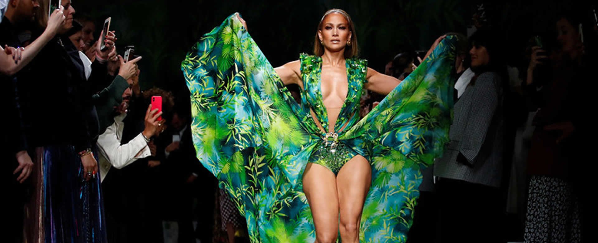 Jennifer López luce el vestido "De la Jungla" en la semana de la moda, Milán
