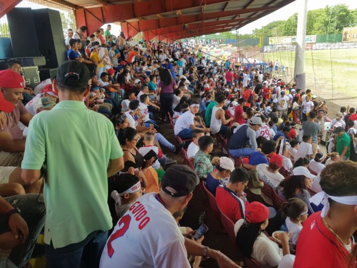 Leones de León toman la delantera contra los Indios del Bóer