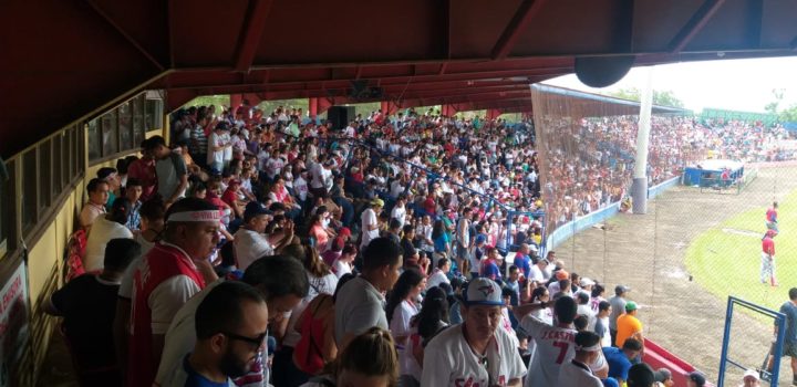 Leones de León toman la delantera contra los Indios del Bóer