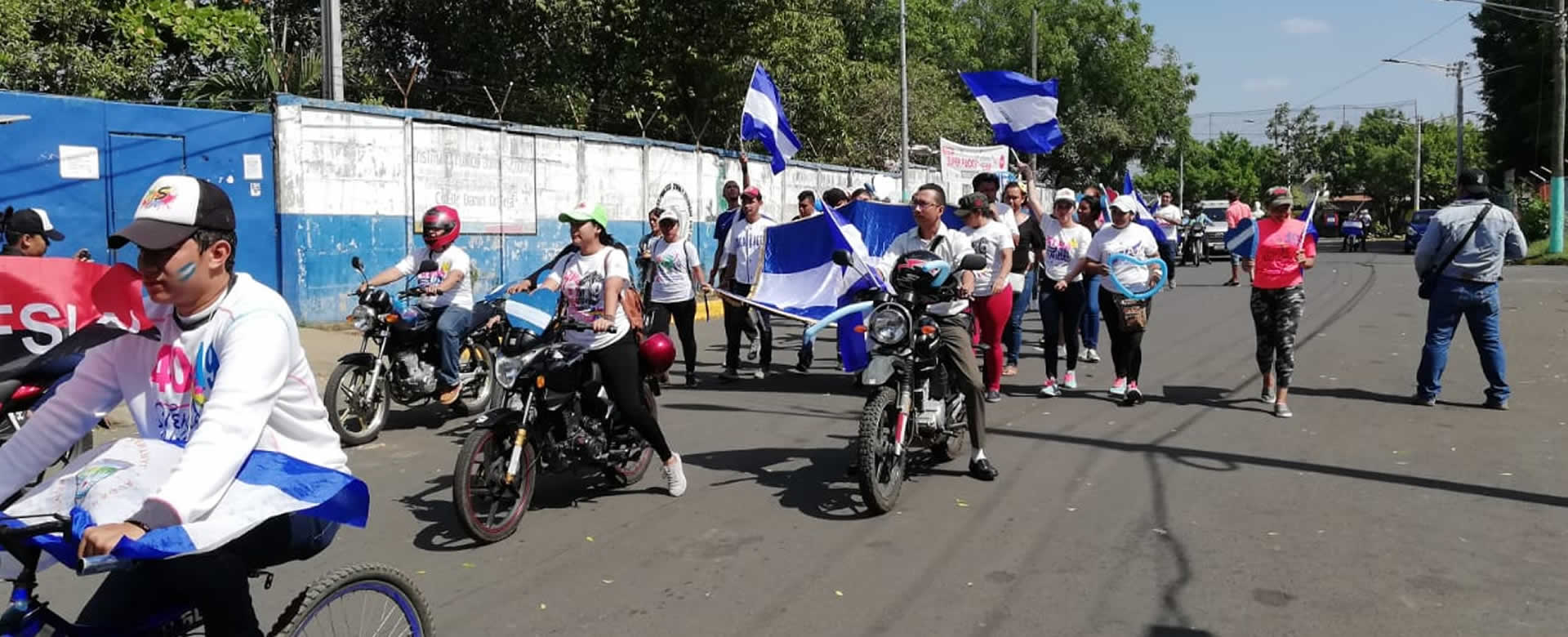 Leoneses dan la bienvenida a septiembre con un maratón patrio