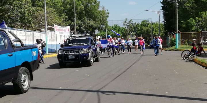 Leoneses dan la bienvenida a septiembre con un maratón patrio