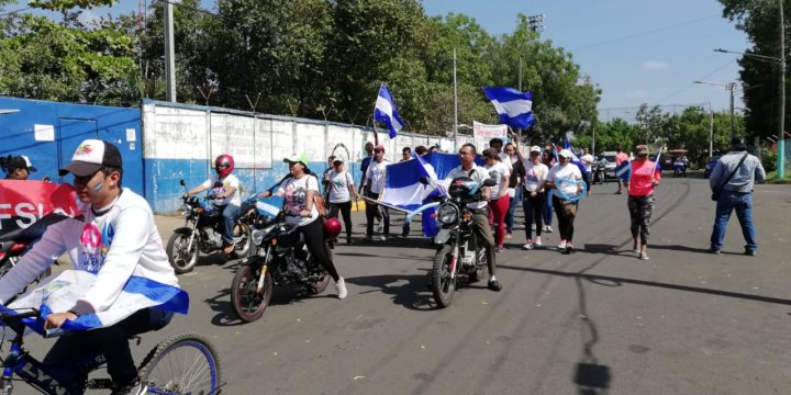 Leoneses dan la bienvenida a septiembre con un maratón patrio
