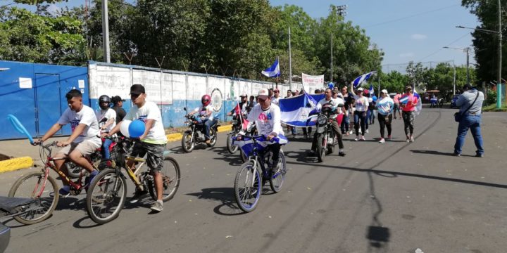 Leoneses dan la bienvenida a septiembre con un maratón patrio
