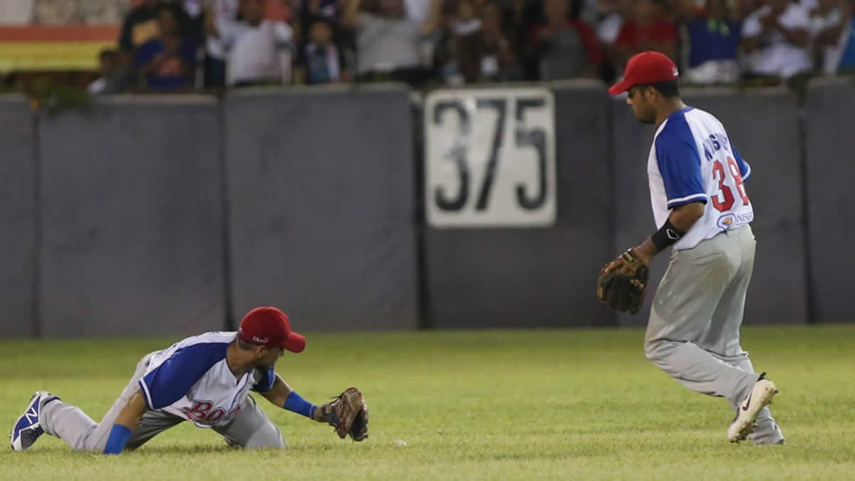 León lleva la delantera en el segundo encuentro de la Final del Pomares