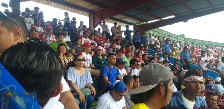 Leones de León toman la delantera contra los Indios del Bóer