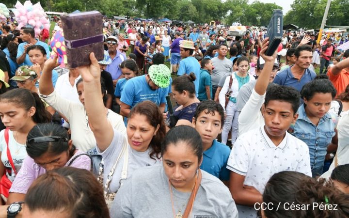 Las familias nicaragüenses de todos los municipios del país, celebraron en grande los 450 años de traducción de la Biblia al Castellano.