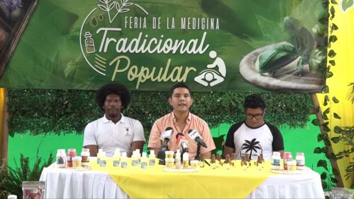 Nicaragüenses feria popular medicina