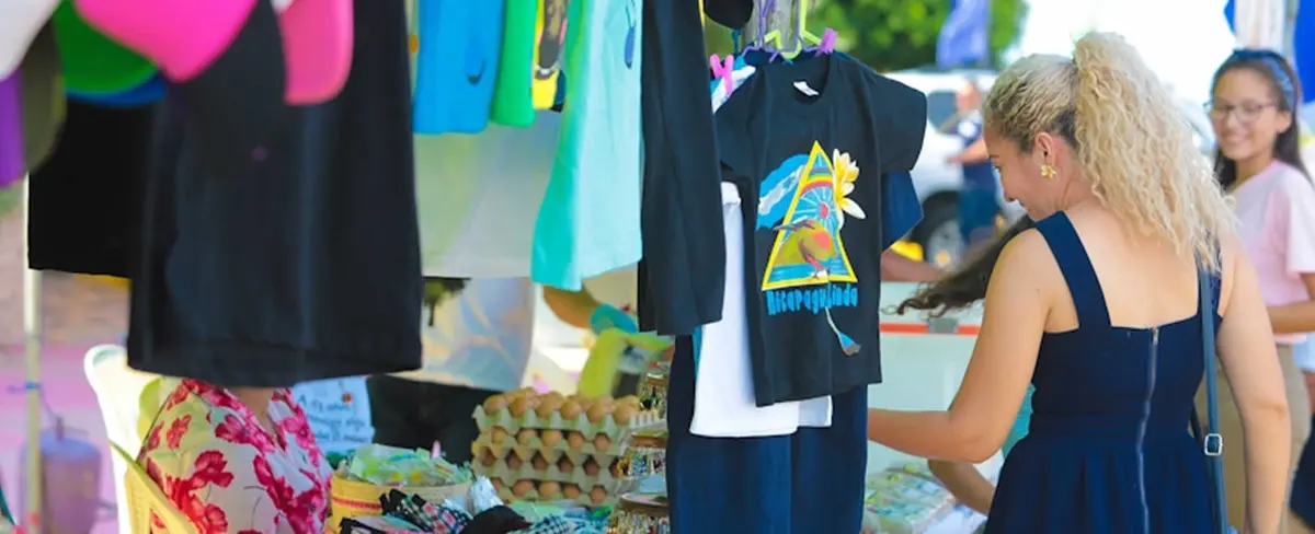 Realizan Feria de la Gorra y la Camiseta en honor a las fiestas patrias