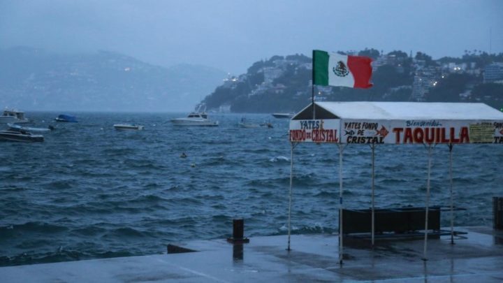 Tormenta Lorena se convierte en huracán frente a las costas de México