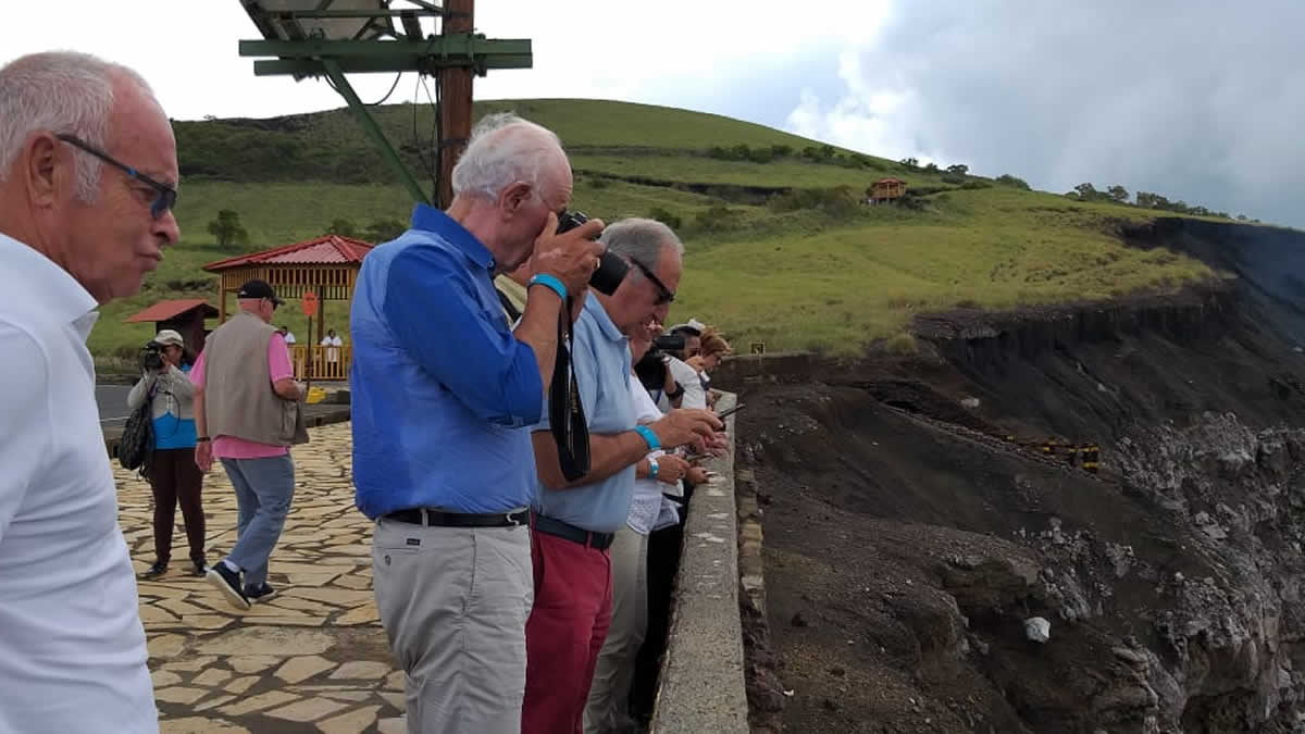 Turistas del Crucero Le Soleal viven momentos inolvidables en el Volcán Masaya