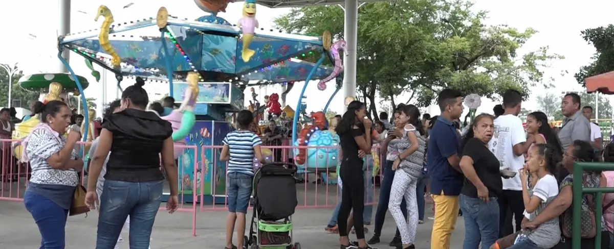Capitalinos visitan el Parque Luis Alfonso en las Fiestas Patrias