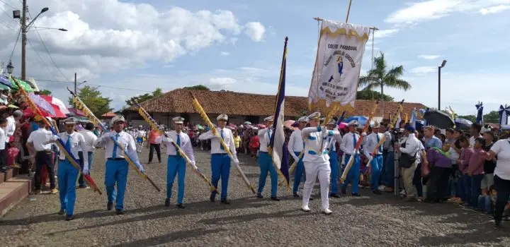 Colegios de León desfilan en celebración de las Fiestas Patrias
