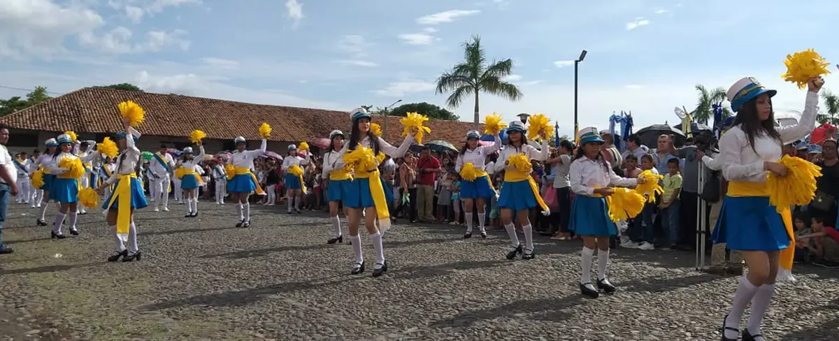 Colegios de León desfilan en celebración de las Fiestas Patrias