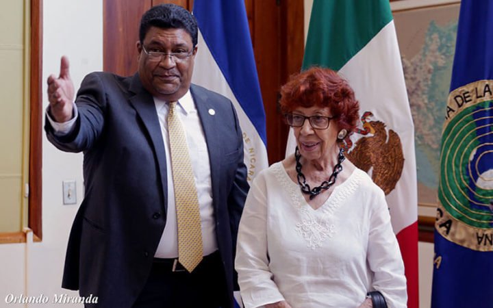 Nueva embajadora de México en Nicaragua entrega copias de estilo en Cancillería