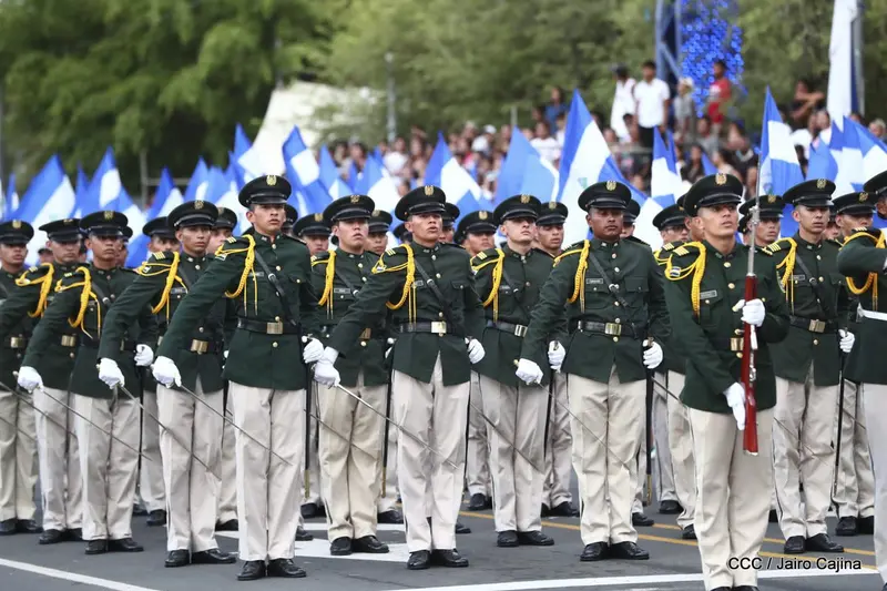 Estudiantes nicaragüenses deslumbran su talento en la Avenida Bolívar