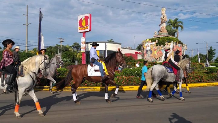familias tradicional desfile hípico