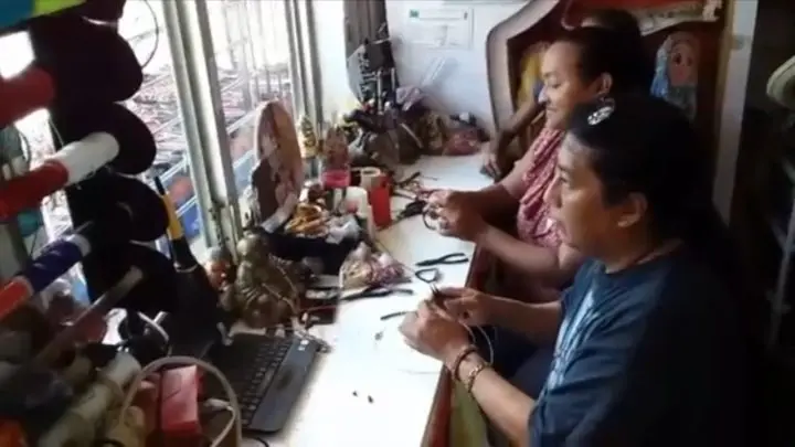 En Juigalpa un matrimonio de artesanos resaltan los colores patrios