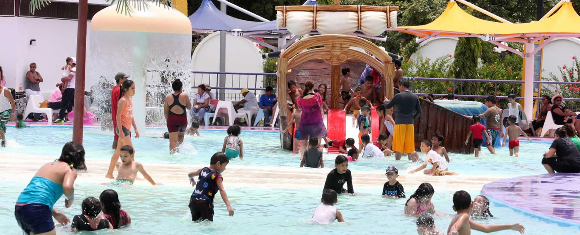 Familias asisten al parque acuático en los días feriados por fiestas patrias